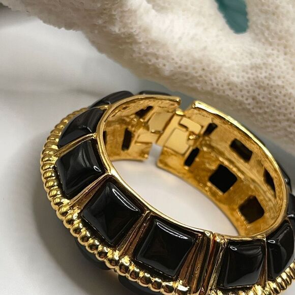 Kenneth Jay Lane Black Enamel Gold Hinged Bangle Bracelet - Picture 6 of 8